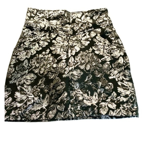 Dresses & Skirts - Shimmering Skirt Floral Print B10 Black Silver Size 6